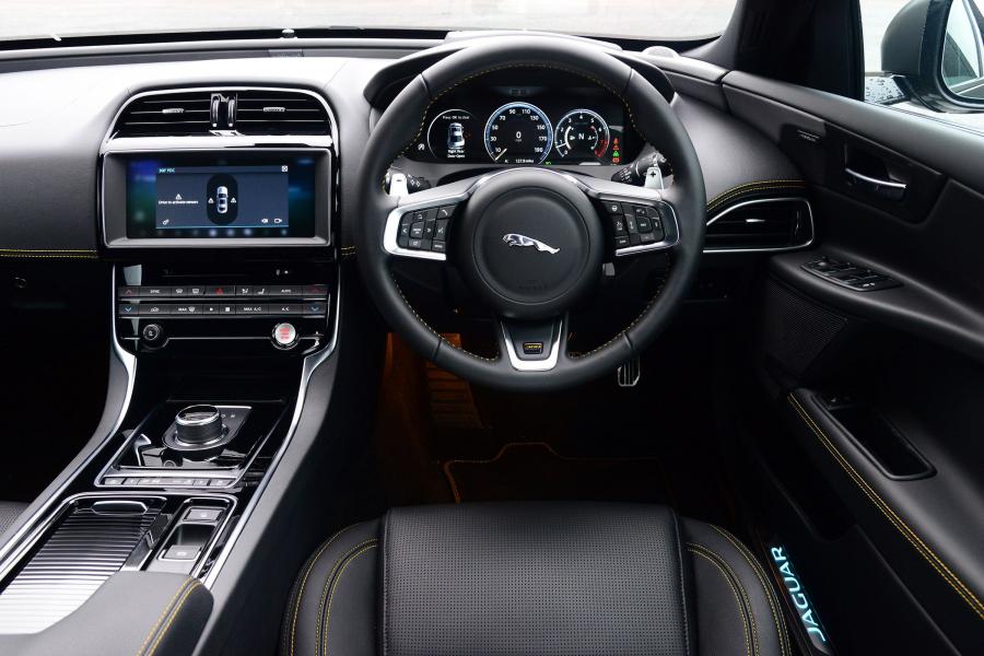 Торпедо Jaguar XE 300 Sport 2018 года  (UK) (фото 18 из 24)